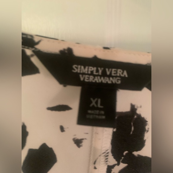 Simply Vera Vera Wang Black and White Floral Sleeveless Blouse - Picture 3 of 11